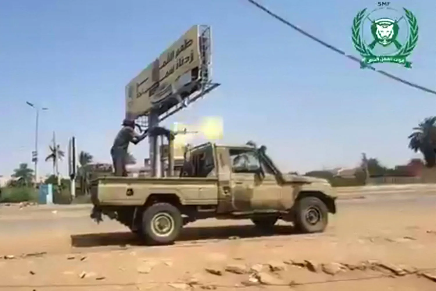 فرد من الجيش السوداني يطلق النار من مدفع رشاش آلي مثبت على ظهر شاحنة باتجاه مواقع قوات الدعم السريع في أمدرمان (أ.ف.ب)