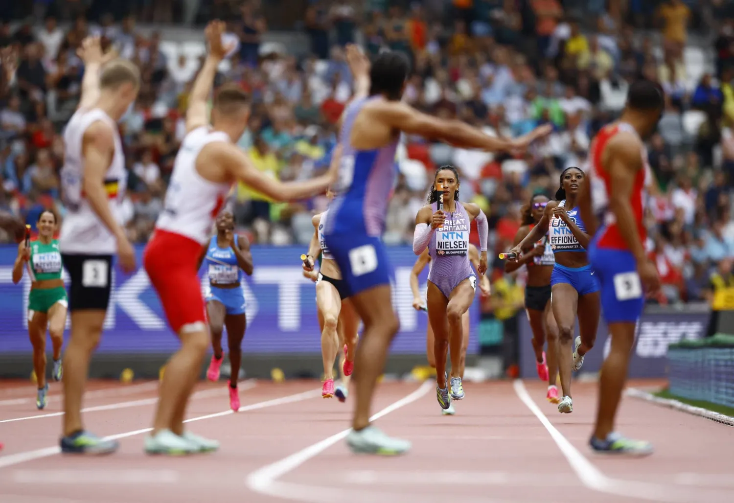 جانب من سباق التتابع ضمن مونديال ألعاب القوى (رويترز)