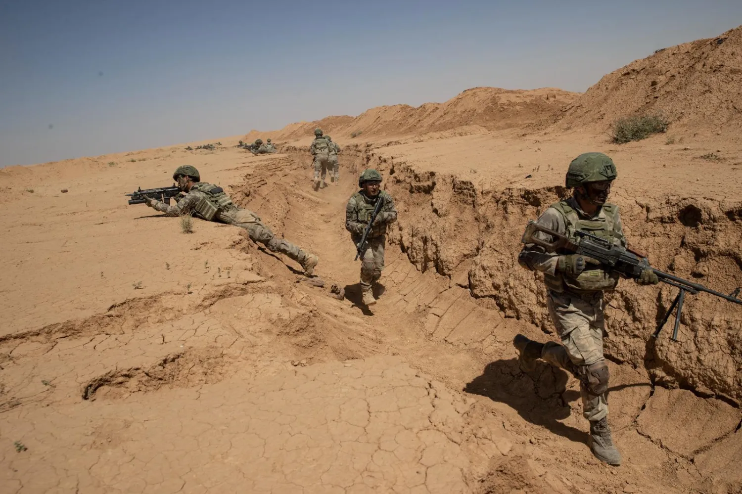 جنود أتراك يراقبون مناطق الحدود مع سوريا (وزارة الدفاع التركية)