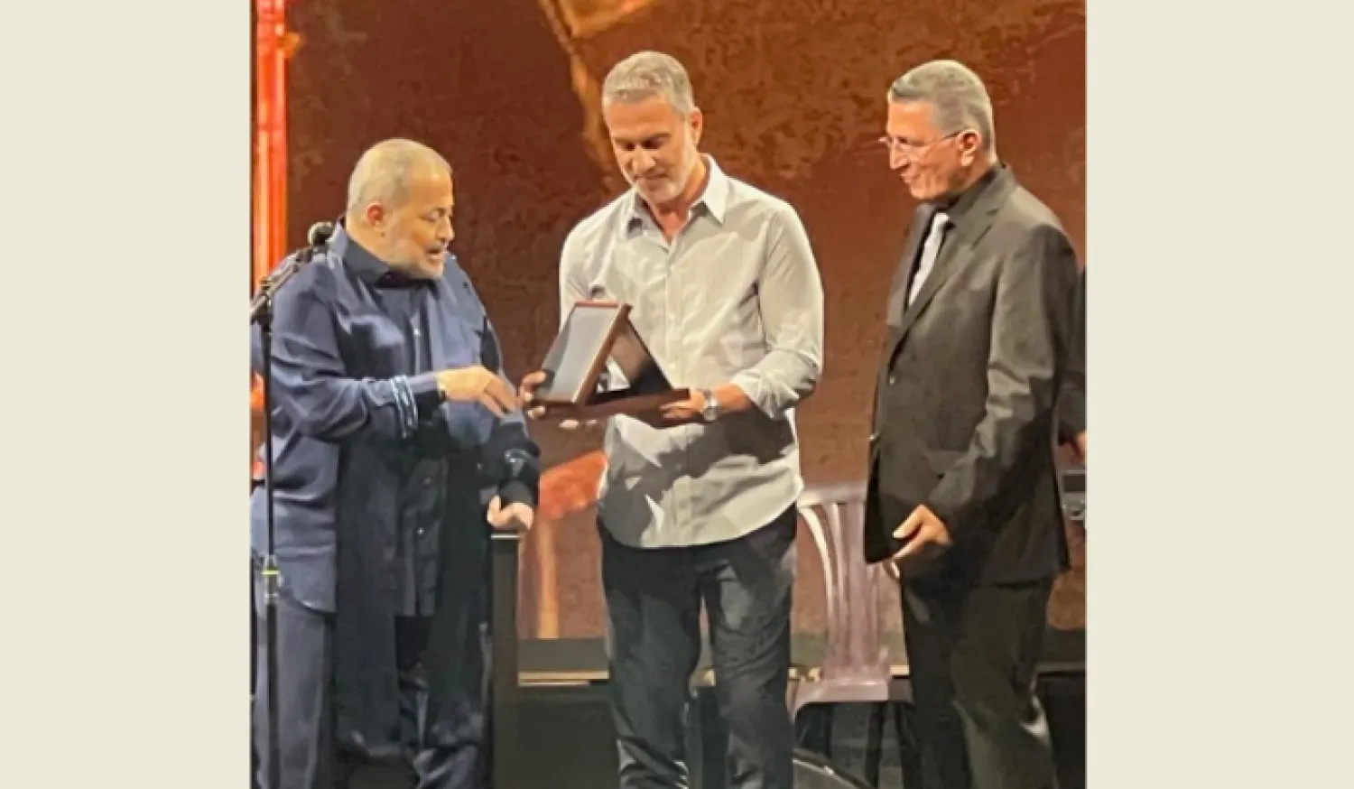 وزير السياحة وليد نصار يسلم درعاً تقديرية للفنان جورج وسوف بعد حفلة أقامها في مهرجان أهمج في منطقة جبيل (الوكالة الوطنية)