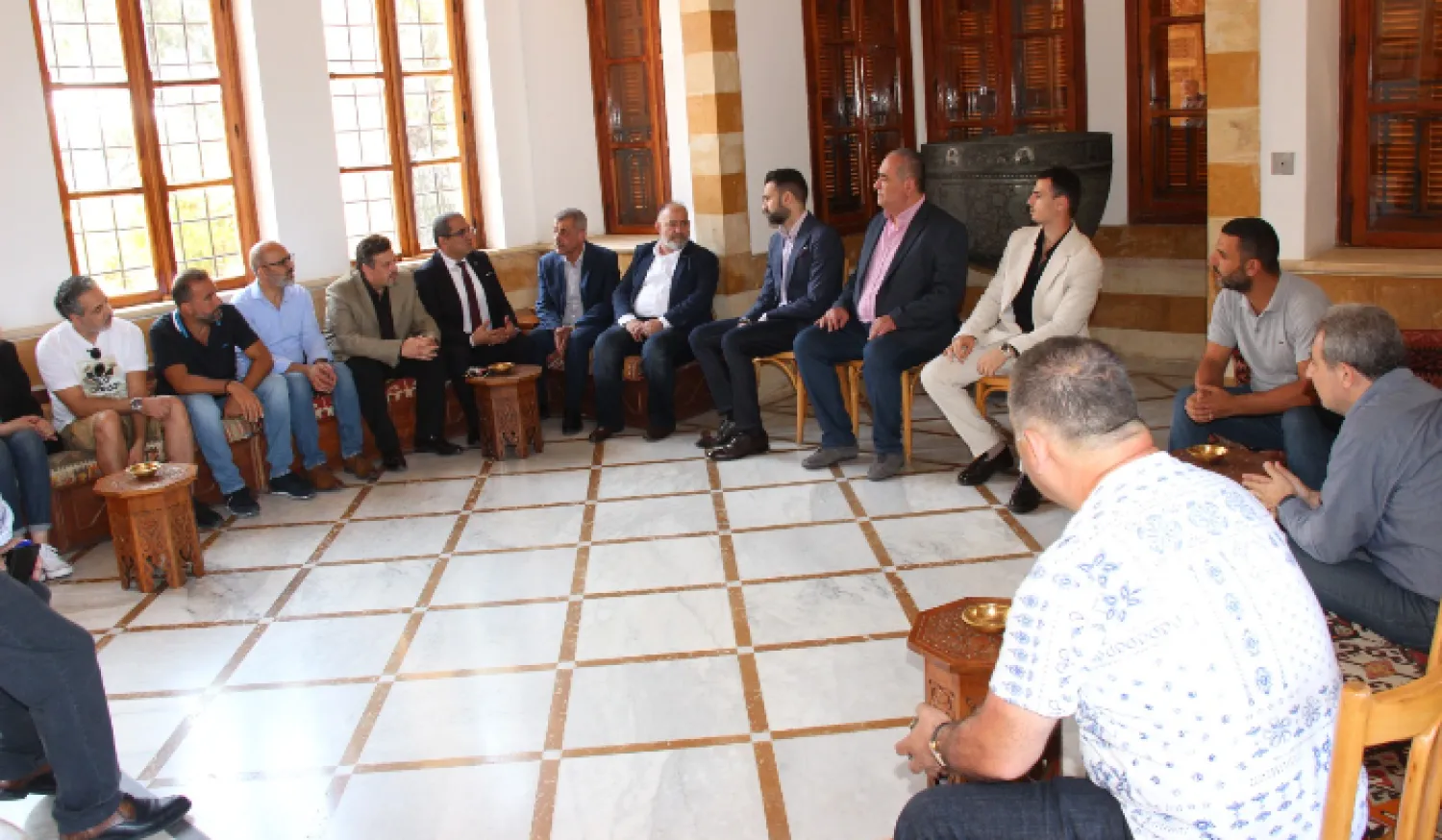 النائب تيمور جنبلاط مستقبلاً مؤيدين في المختارة (الوكالة الوطنية)