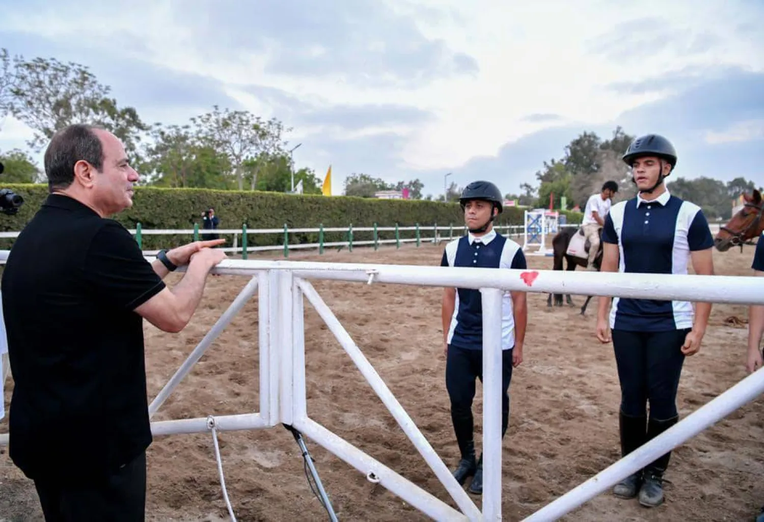 السيسي خلال لقائه مع طلبة الأكاديمية العسكرية (الرئاسة المصرية)