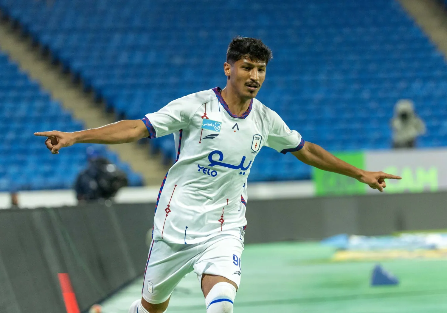 عمر الرويلي يحتفل بهدفه في الرائد (محمد المانع)