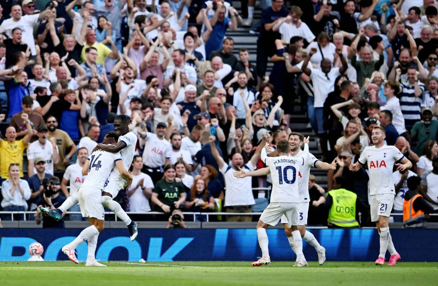 لاعبو توتنهام يحتفلون بثنائيهم النظيفة في يونايتد (رويترز)