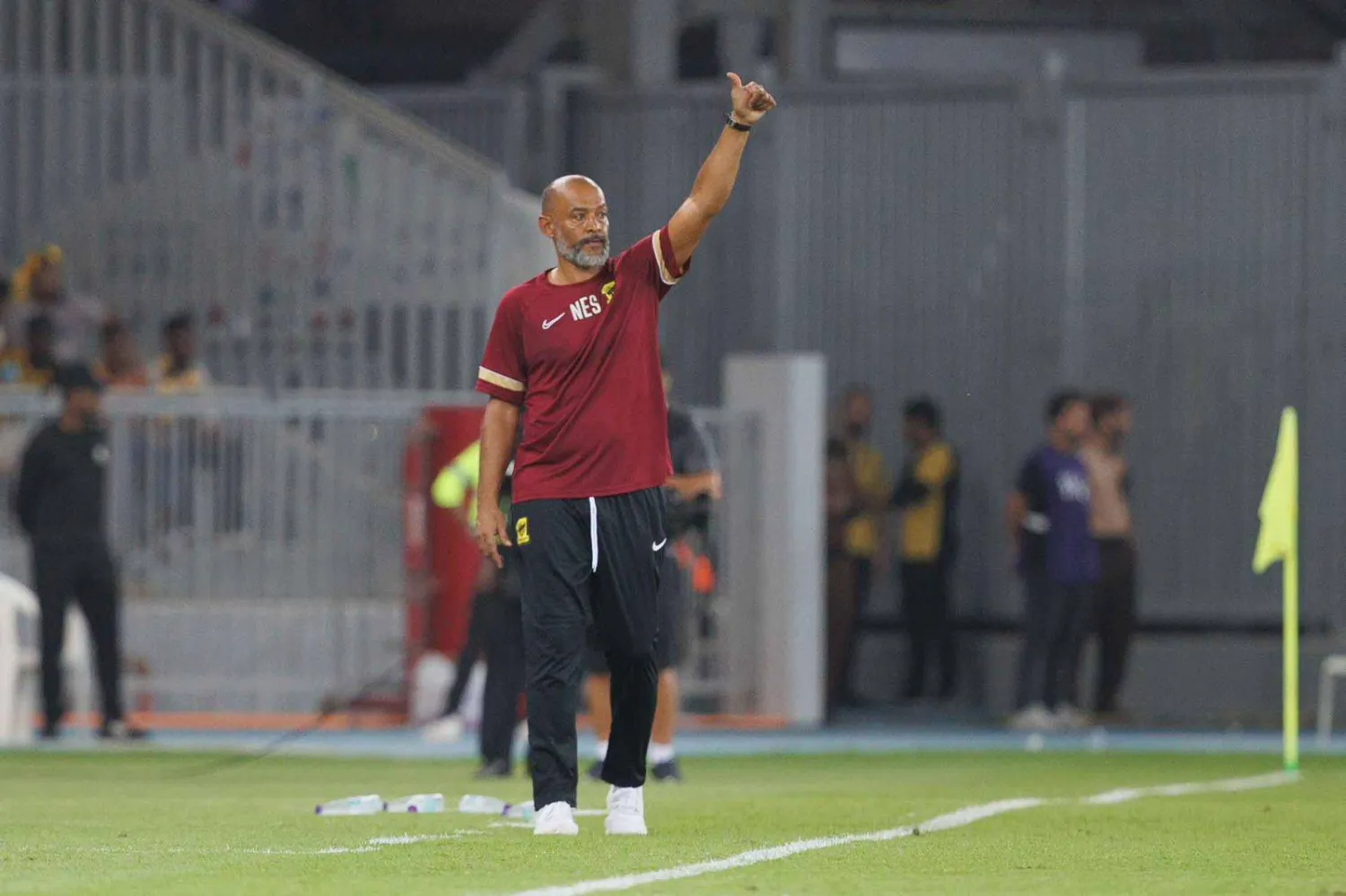 سانتو مدرب الاتحاد يوجه لاعبيه خلال المباراة (تصوير: عبدالله الفالح)
