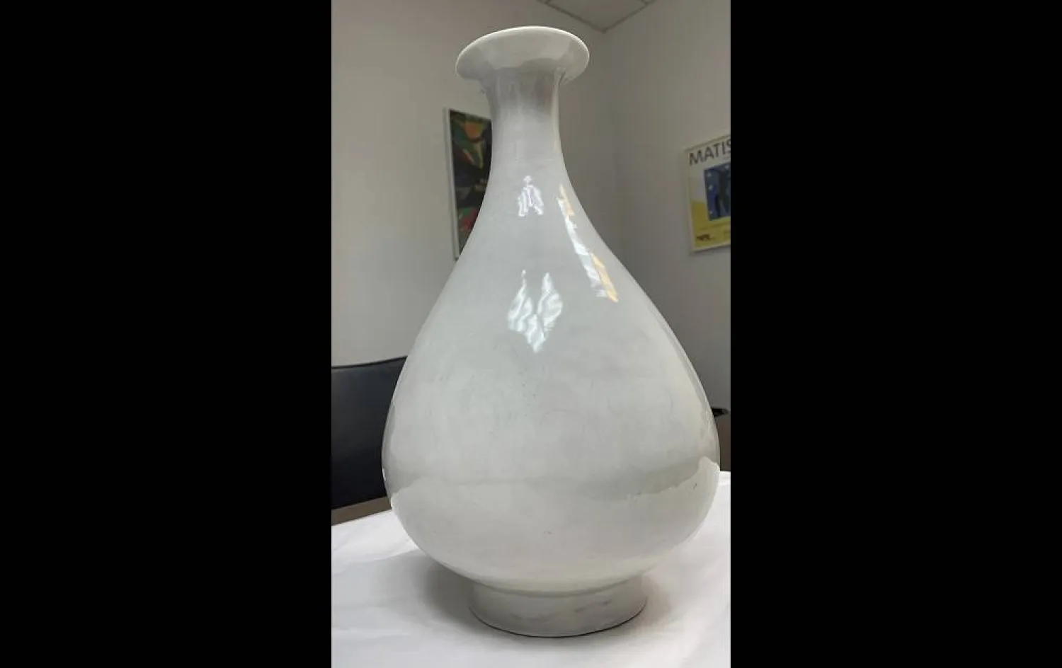  In this photo issued by the Metropolitan Police on Saturday, Aug. 19, 2023, a view of a Chinese vase which dates back to the Yongle period of the Ming Dynasty. (Metropolitan Police via AP) 