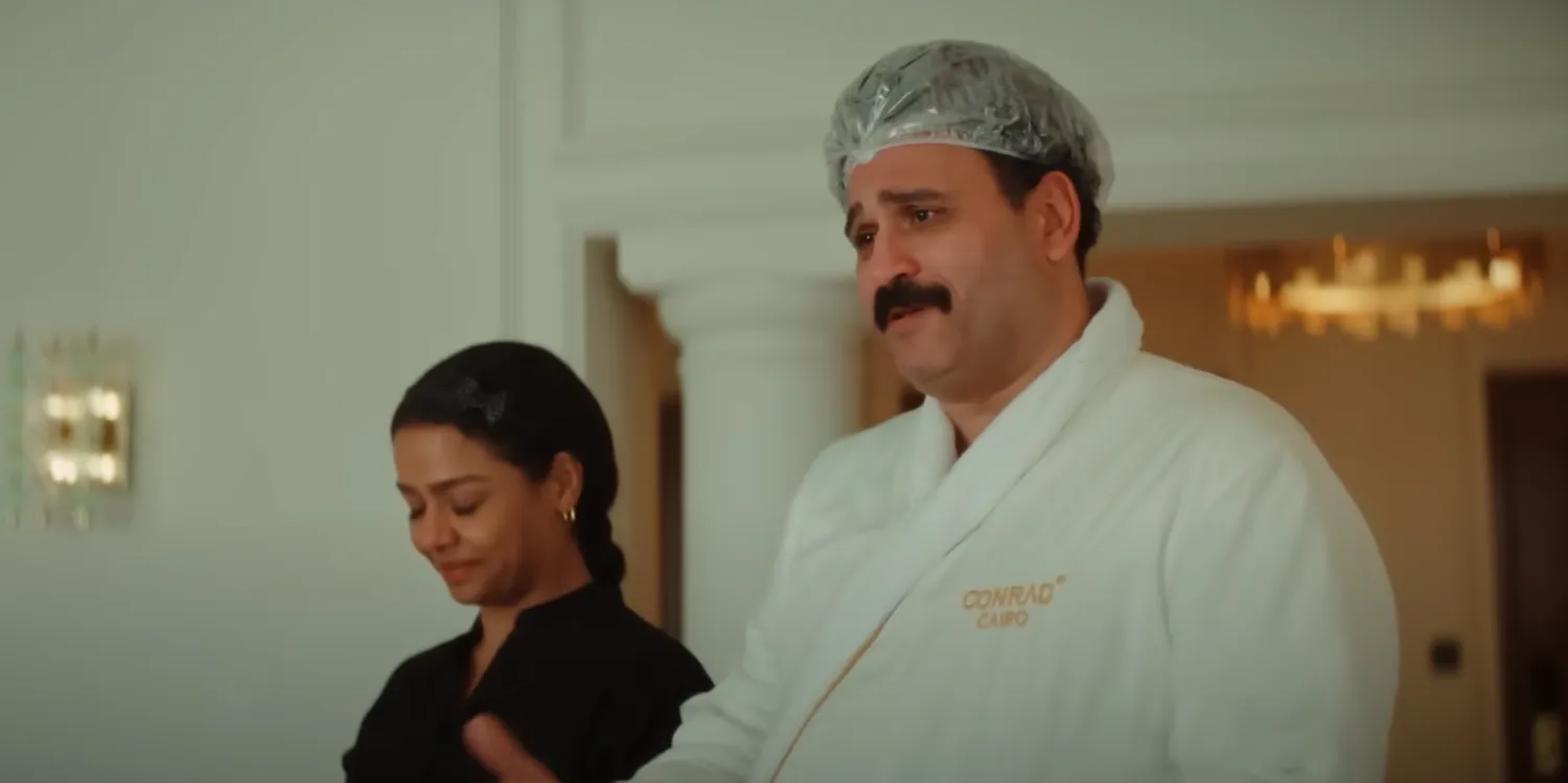 أكرم حسني وأسماء أبو اليزيد في لقطة من العمل (الشركة المنتجة)