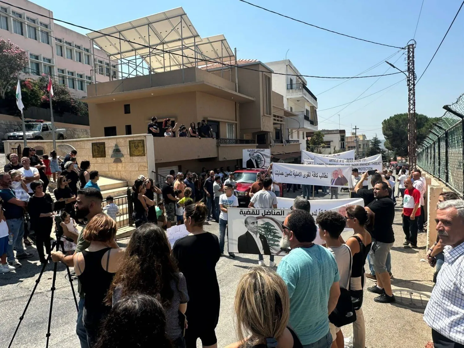 جانب من تحرك أهالي بلدة عين إبل في جنوب لبنان الأحد للمطالبة بكشف حقيقة مقتل ابن بلدتهم المسؤول في «القوات» إلياس الحصروني (وكالة الأنباء المركزية)