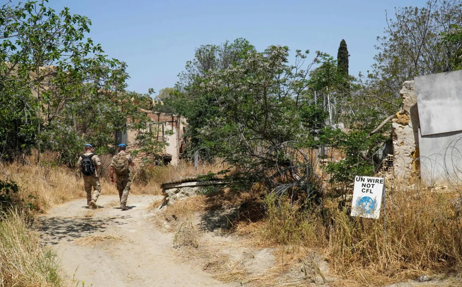 أفراد من قوة «الأمم المتحدة» لحفظ السلام في قبرص يقومون بدوريات داخل المنطقة العازلة (أ.ف.ب)