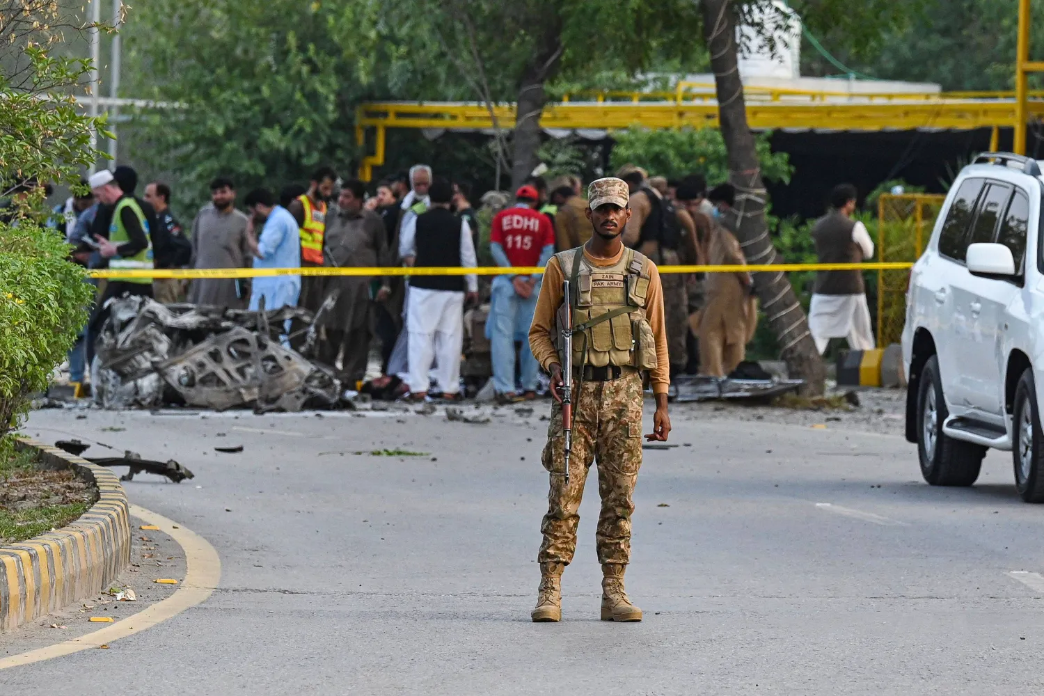 أحد أفراد الأمن يقف في حراسة موقع تفجير إرهابي في بيشاور في 18 يوليو 2023 (أ.ف.ب)