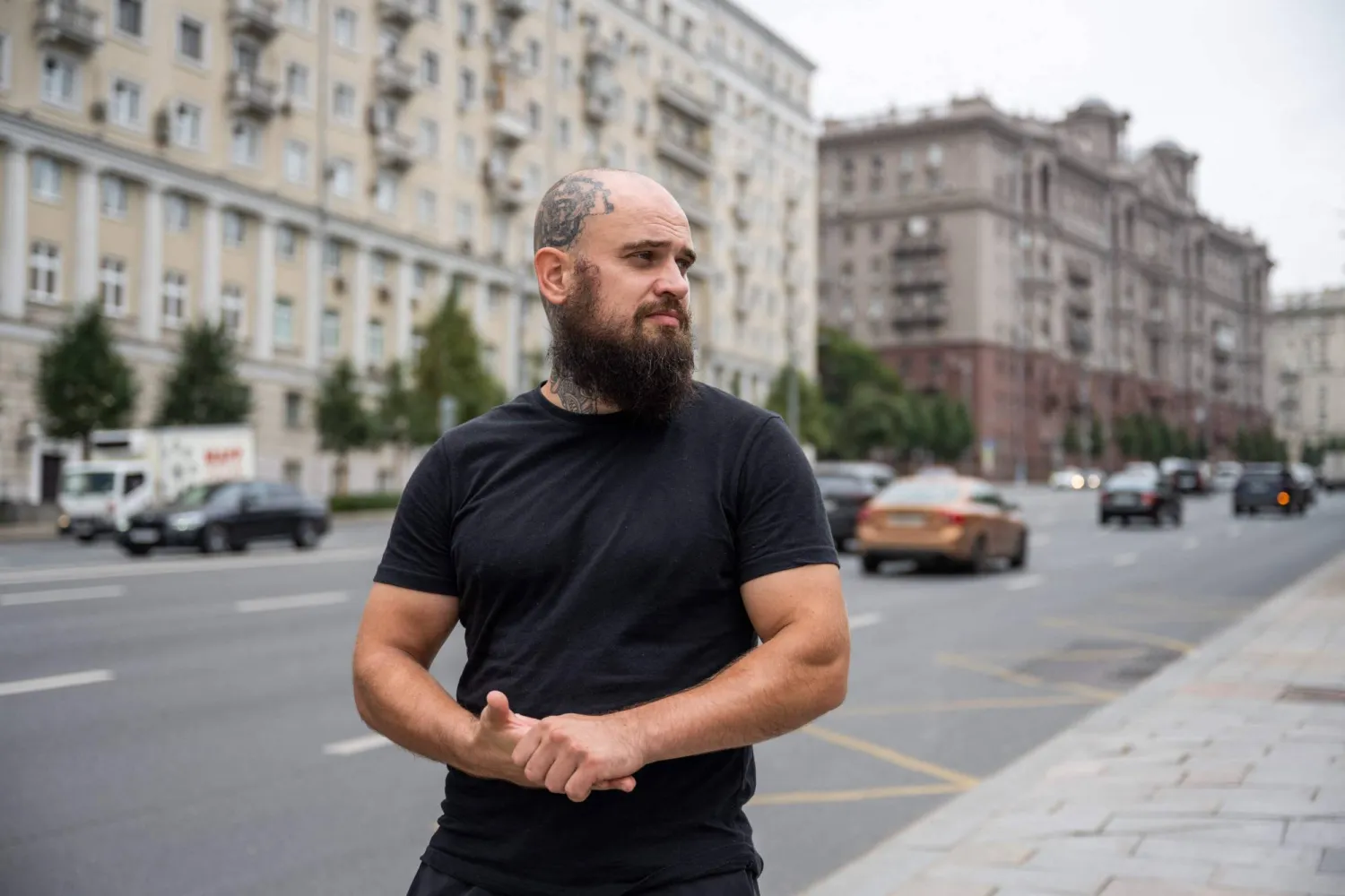 إيفان نيستيروف بعد عودته إلى موسكو التي غادرها في سبتمبر 2022 فرارا من التجنيد الإلزامي (أ.ف.ب)