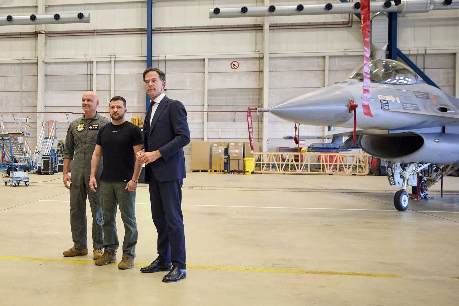 Zelenskiy ve Rutte, Eindhoven'daki Askeri Üsde F-16 uçakları önünde poz verdi  (AFP)
