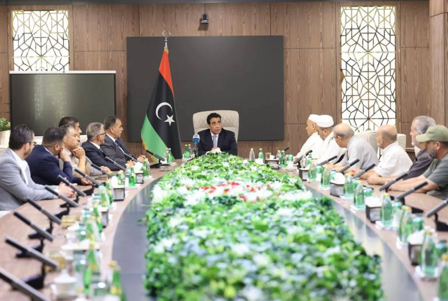 المنفي رئيس المجلس الرئاسي الليبي خلال اجتماعه مع عميد وأعضاء المجلس البلدي بمصراتة (المجلس الرئاسي)