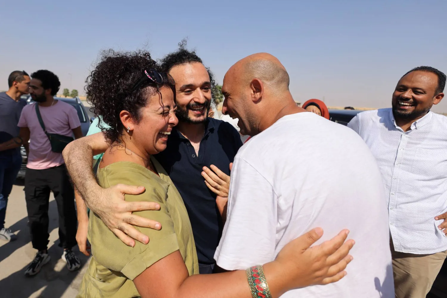 الناشط المصري أحمد دومة محتفلاً مع عدد من أصدقائه بخبر الإفراج عنه (رويترز)