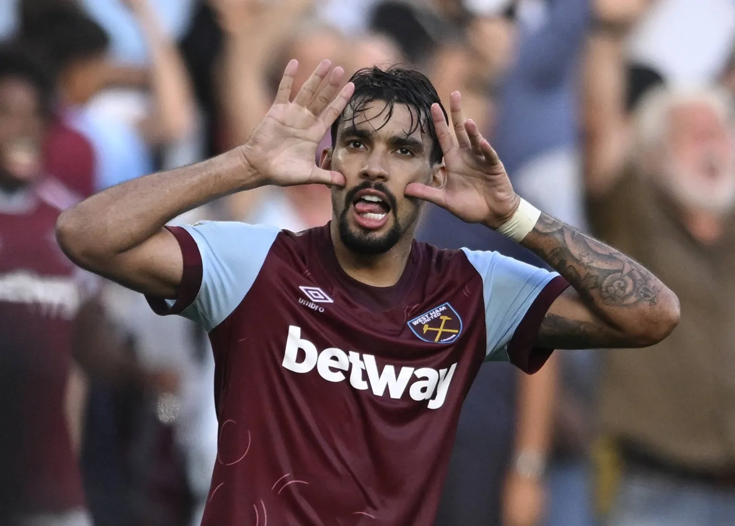 باكيتا لاعب ويستهام يحتفل على طريقته بعد تسجيله الهدف الثالث لفريقه في شباك تشيلسي (رويترز)