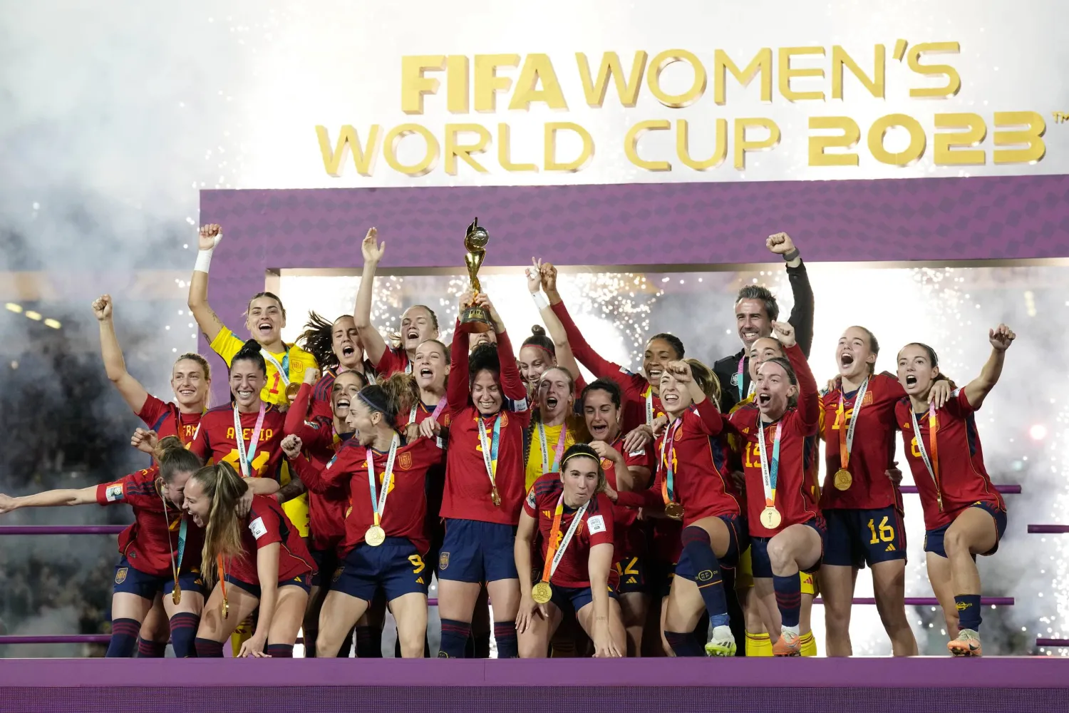 لاعبات المنتخب الاسباني خلال تتويجهن بلقب كأس العالم (أ.ب)