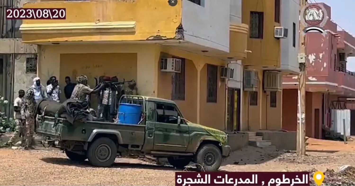 لقطة من فيديو وزعته «الدعم السريع» لعناصرها قرب معسكر المدرعات التابع للجيش بمنطقة الشجرة جنوب الخرطوم 