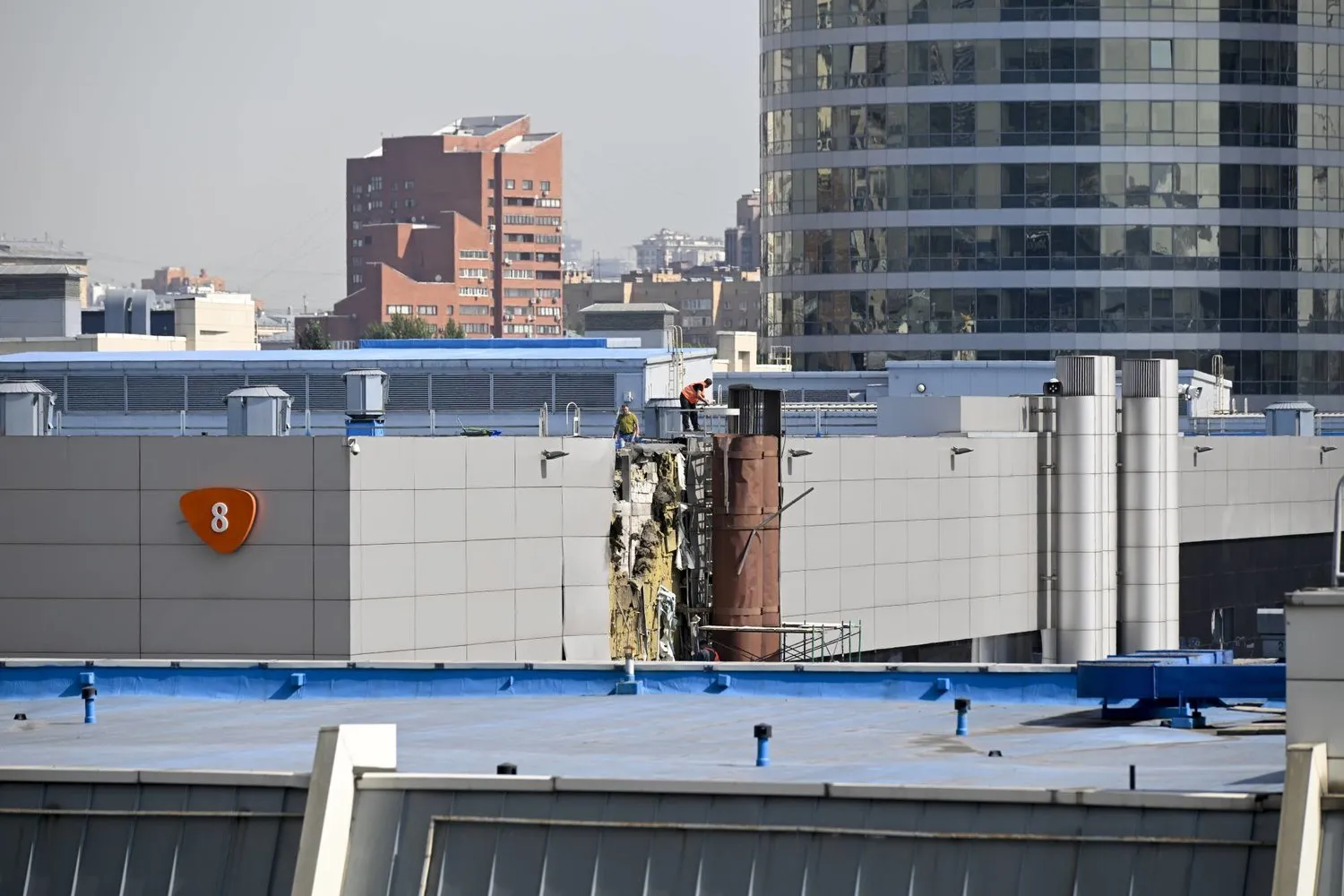 Geçen hafta bir insansız hava aracı saldırısı sonucu Moskova'nın finans bölgesindeki bir binada hasar (AP)