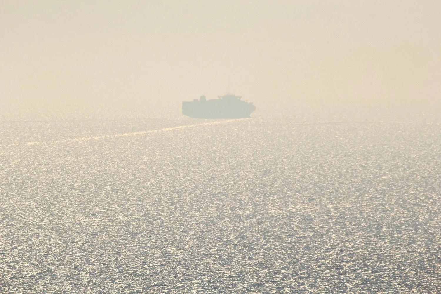 سفينة حاويات تبحر من ميناء أوديسا المطل على البحر الأسود (أ.ف.ب)