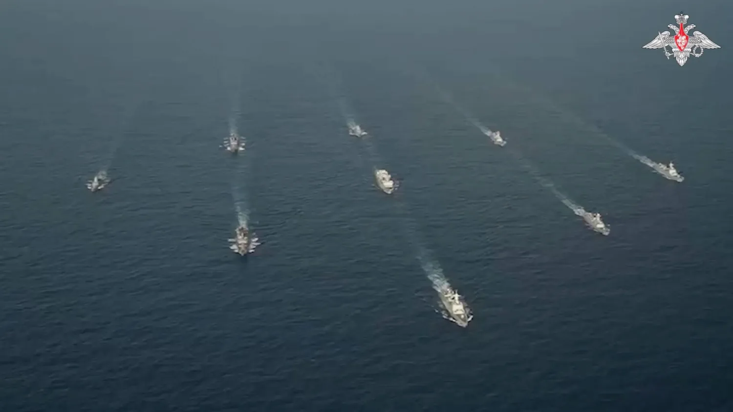 سفن حربية روسية وصينية خلال التدريبات البحرية والدوريات المشتركة بالمحيط الهادي (رويترز)