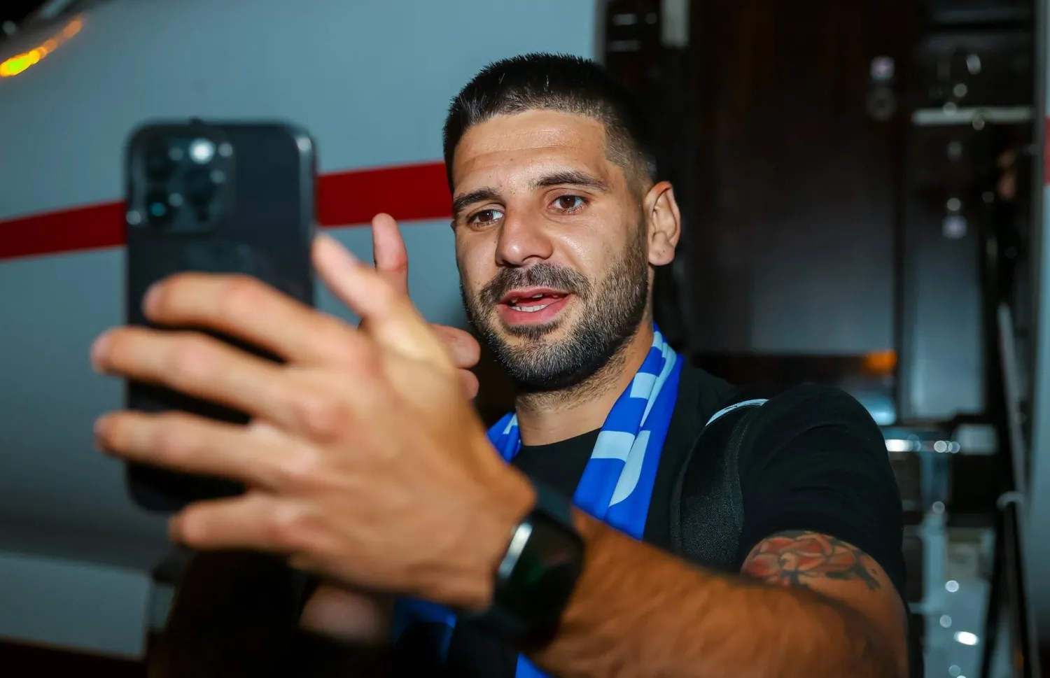 ميتروفيتش لحظة وصوله العاصمة الرياض فجر الاثنين (نادي الهلال)