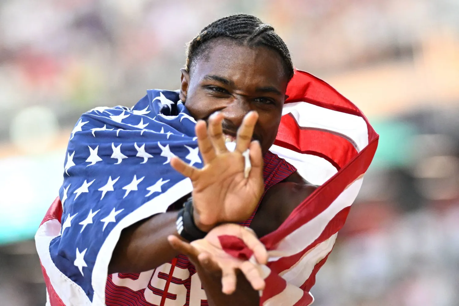 الأميركي لايلز أعرب عن أمله في أن يكون ذلك اللقب بمثابة البداية (أ.ف.ب)