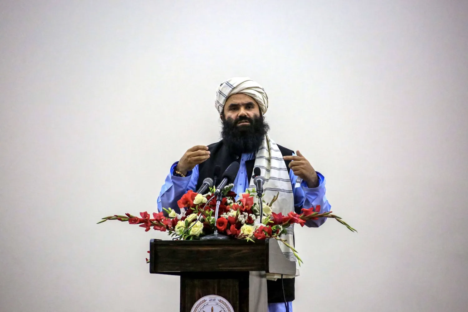 وزير الشؤون الداخلية لحكومة «طالبان» سراج الدين حقاني يلقي كلمة أمام الحضور خلال احتفال بمناسبة يوم استقلال البلاد في وزارة الدفاع بالعاصمة الأفغانية يوم 19 أغسطس 2023 (إ.ب.أ)