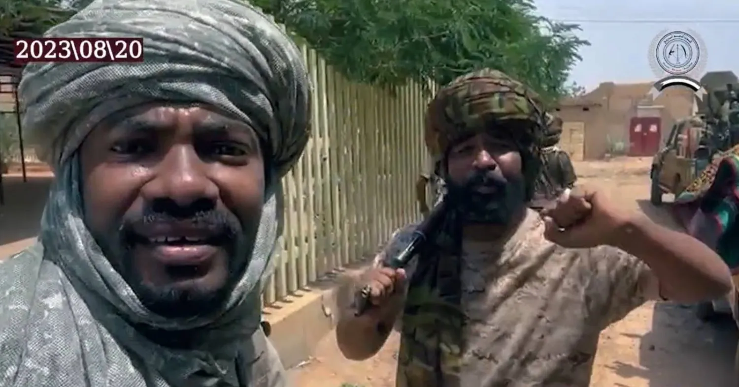 عناصر من «الدعم السريع» أمام مقر سلاح المدرعات الأحد (الشرق الأوسط)