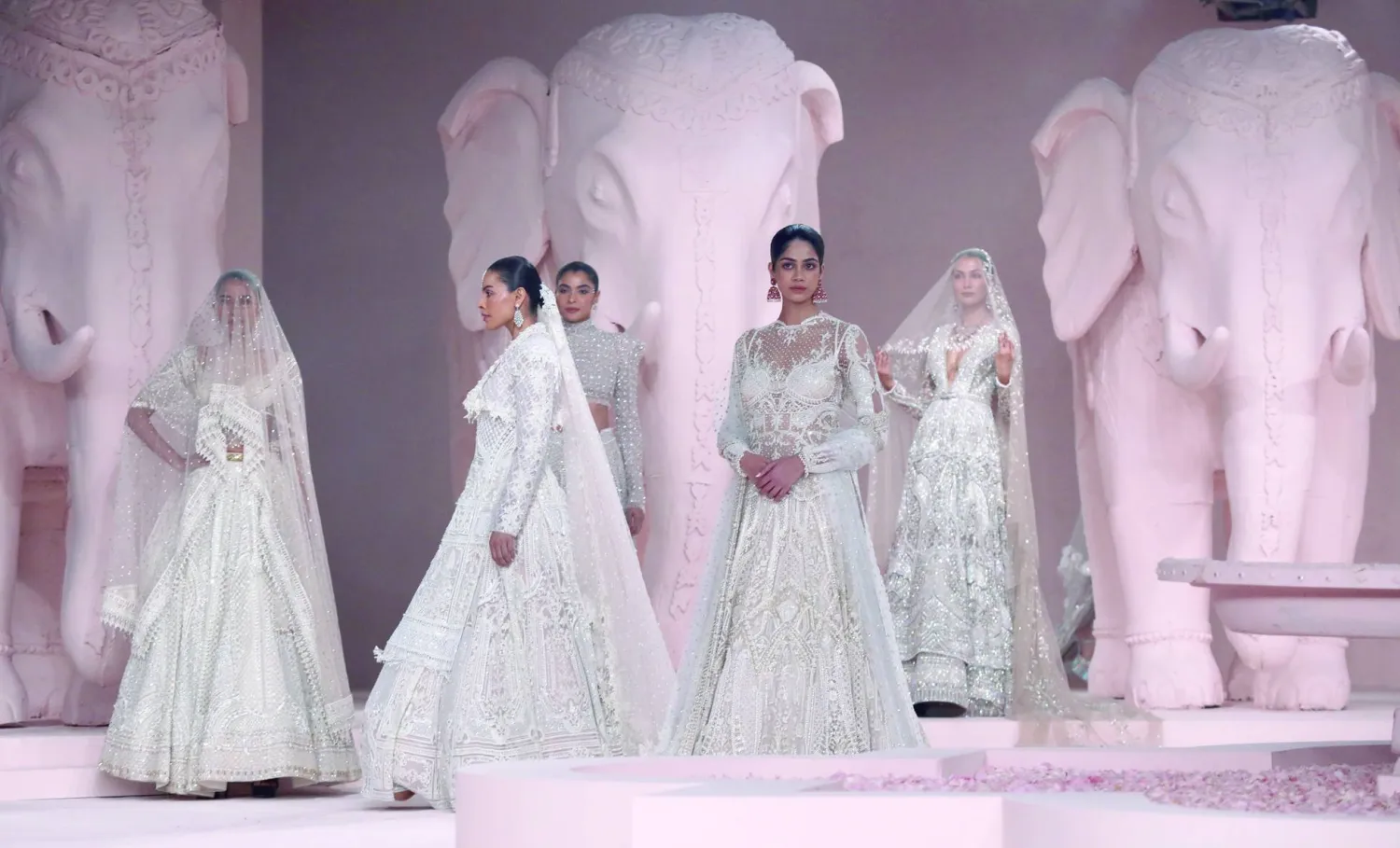 من عرض الثنائي فالغوني أند شين (إ.ب.أ)