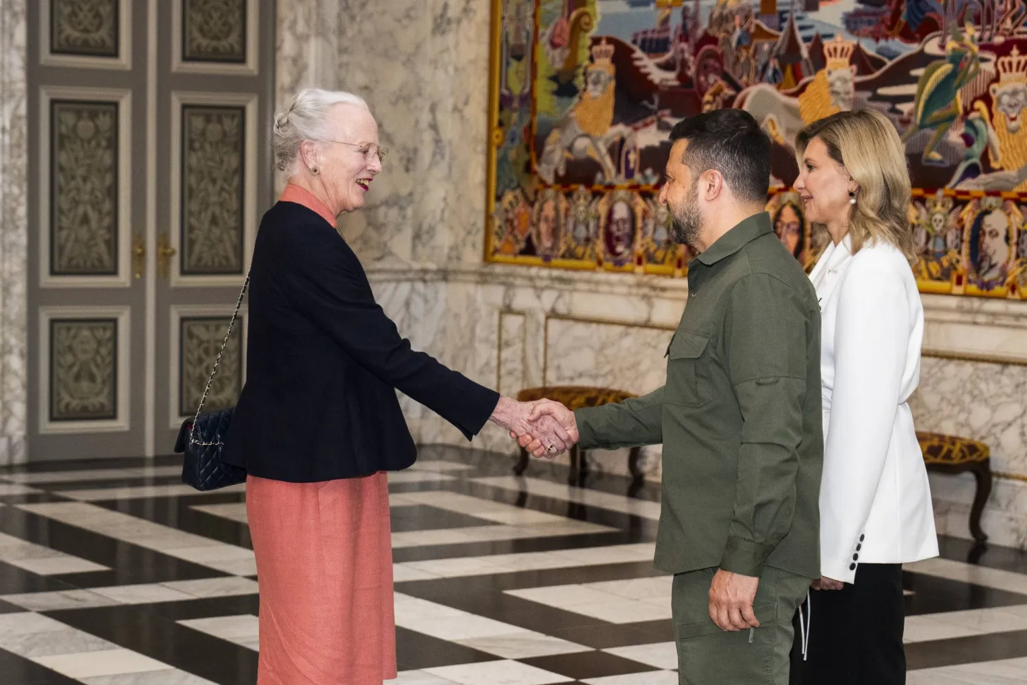 ملكة الدنمارك مارغريت الثانية لدى ترحيبها بالرئيس الأوكراني فولوديمير زيلينسكي وزوجته أولينا زيلينسكا في البرلمان الدنماركي في كوبنهاغن الاثنين (إ.ب.أ)