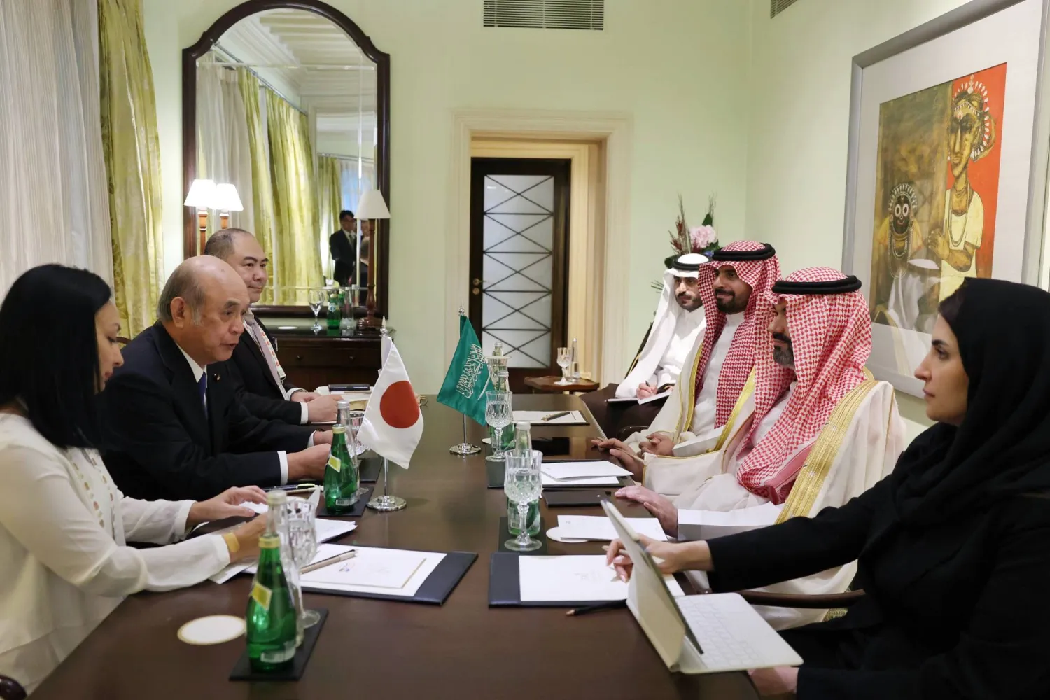 جانب من لقاء وزير الاتصالات وتقنية المعلومات مع مسؤولين من اليابان على هامش اجتماع مجموعة العمل الوزارية الخاصة بالاقتصاد الرقمي لمجموعة العشرين (الشرق الأوسط)