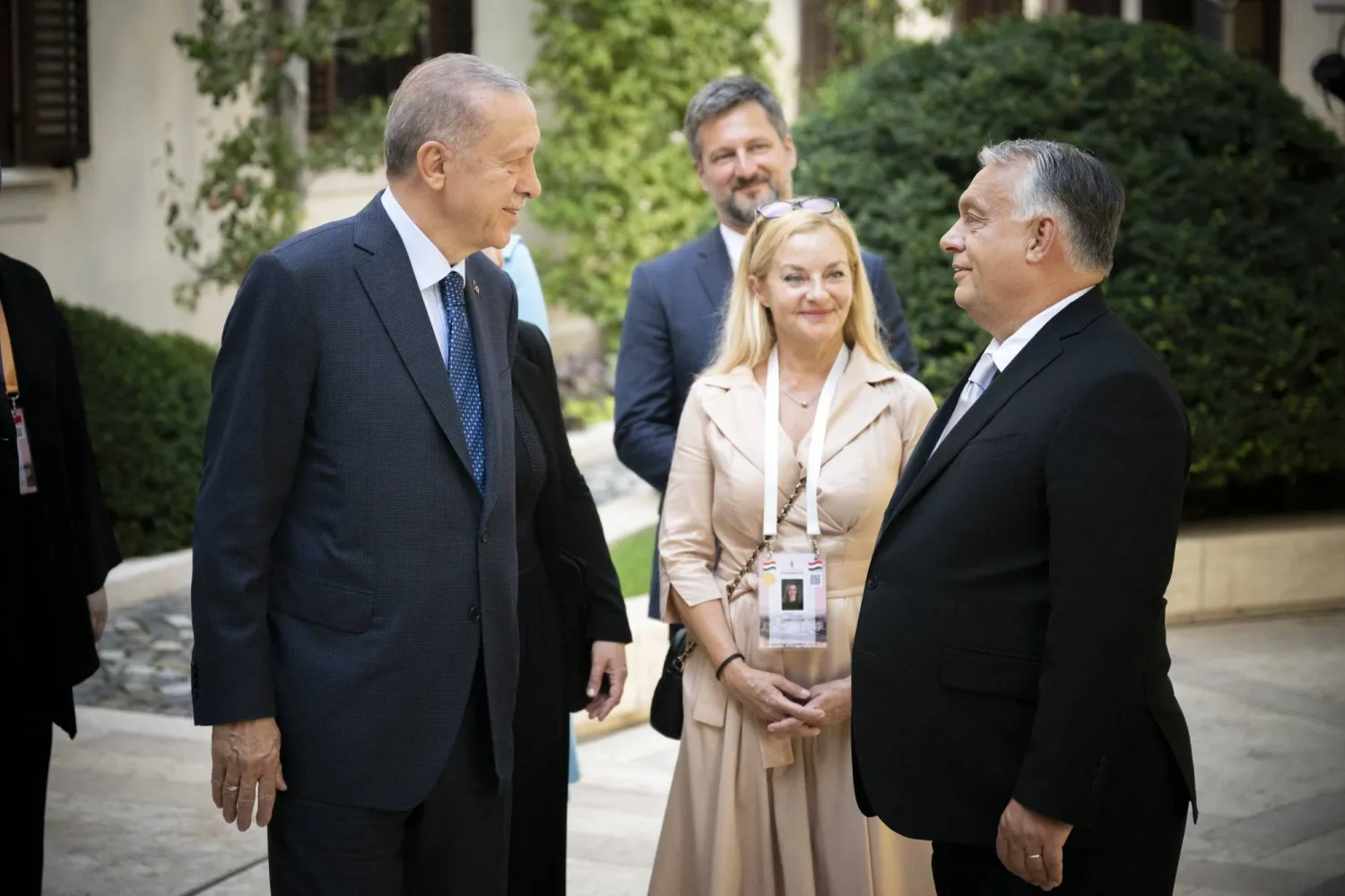 الرئيس التركي رجب طيب إردوغان مع رئيس الوزراء المجري (الهنغاري) فيكتور أوربان في بودابست الأحد (مكتب رئيس الوزراء المجري - أ.ف.ب)