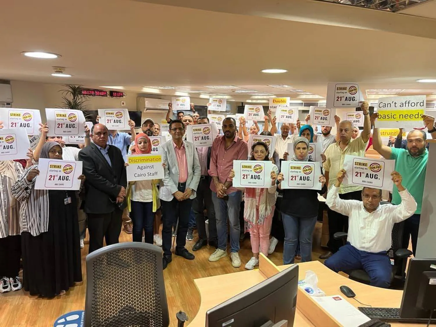 صورة نشرها نقيب الصحافيين المصريين خالد البلشي عن الإضراب الجديد لصحافيي «بي بي سي» في القاهرة