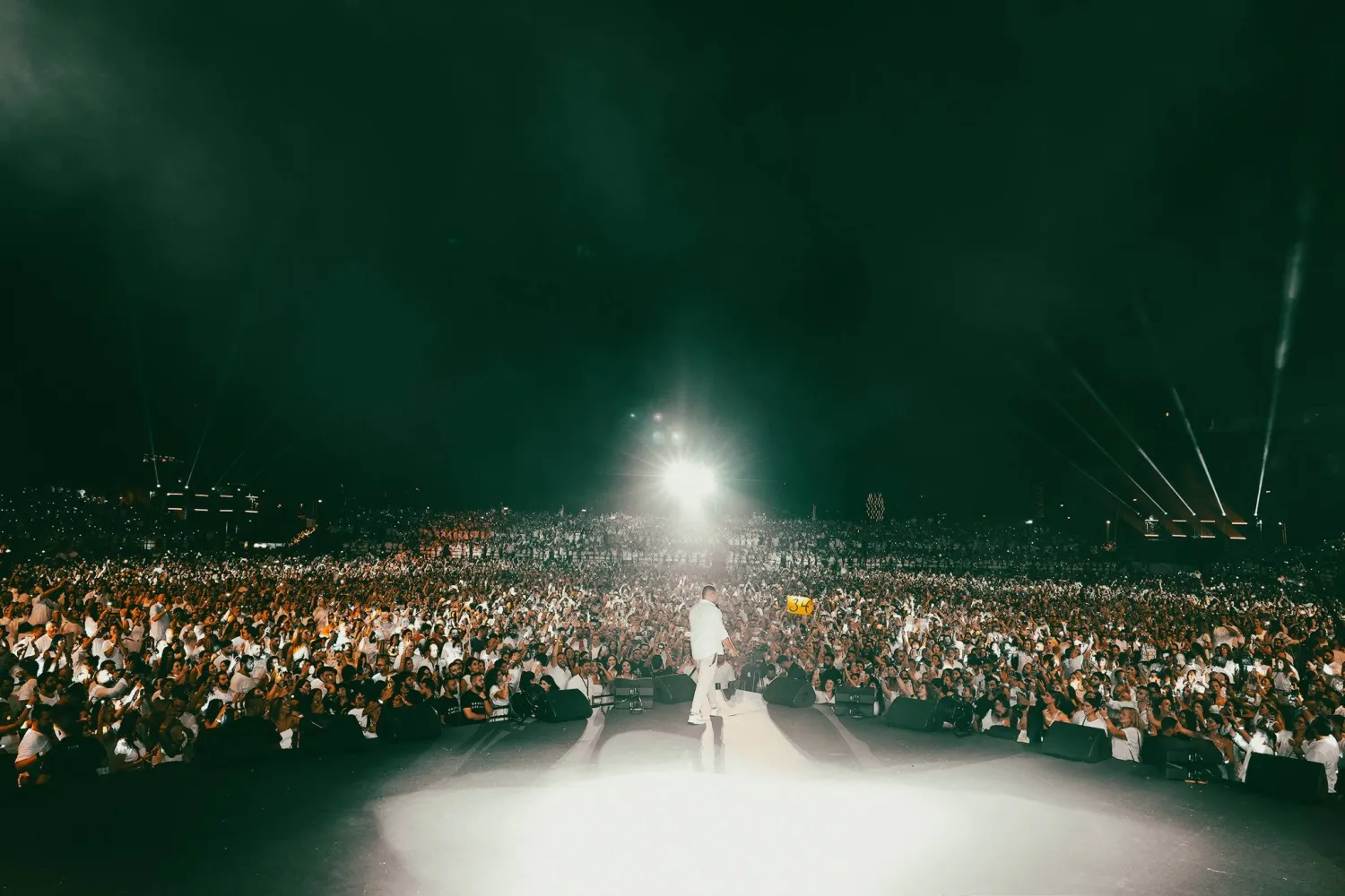 في الحفل الذي أحياه «الهضبة» على واجهة بيروت البحرية  (فيسبوك عمرو دياب)