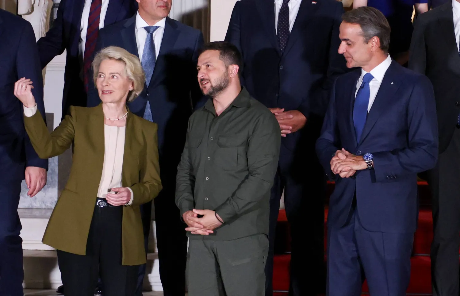 الرئيس الأوكراني فولوديمير زيلينسكي بين رئيس الوزراء اليوناني كيرياكوس ميتسوتاكيس ورئيسة المفوضية الأوروبية أورسولا فون در لاين في أثينا (رويترز)
