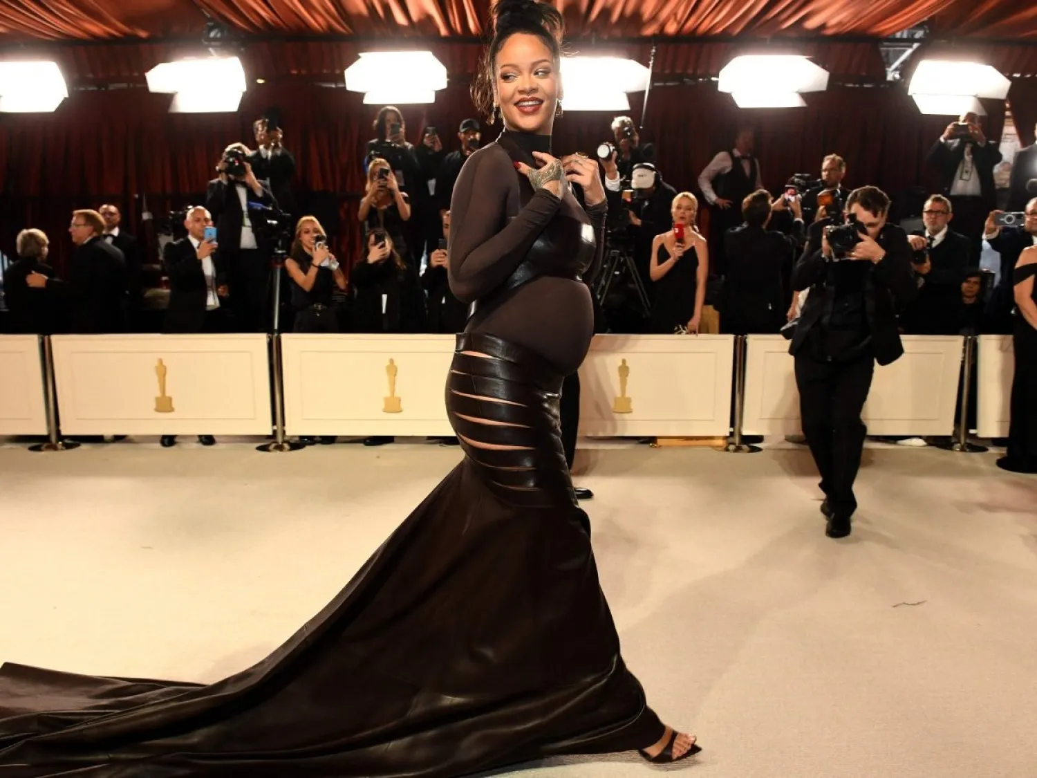 ريهانا خلال حملها لدى حضورها حفل توزيع جوائز الأوسكار السنوي الخامس والتسعين في مسرح دولبي في هوليوود (أ.ف.ب)