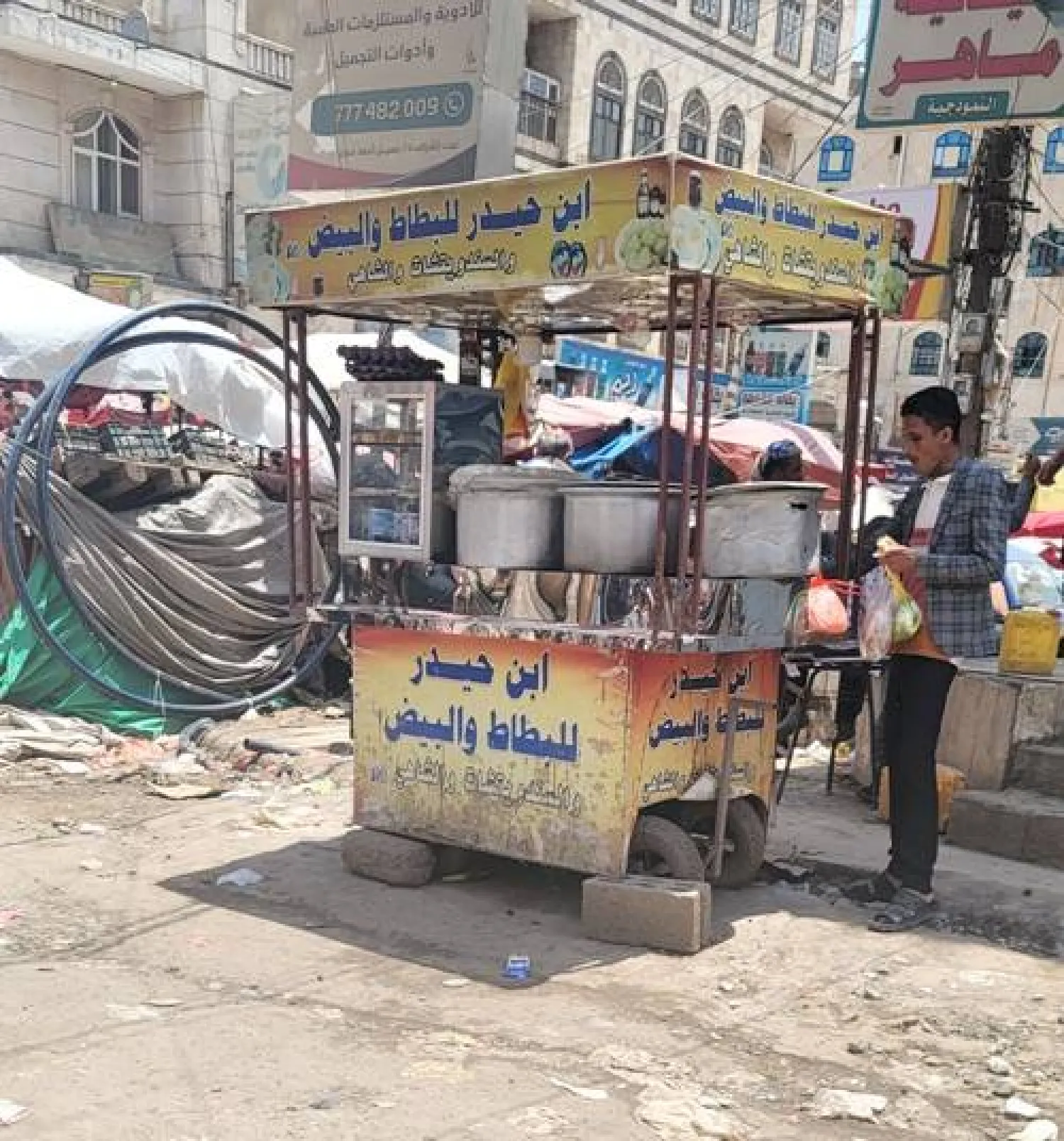 بائع بطاطس مسلوقة في صنعاء ينتظر زبائنه من العمال بالأجر اليومي (الشرق الأوسط)