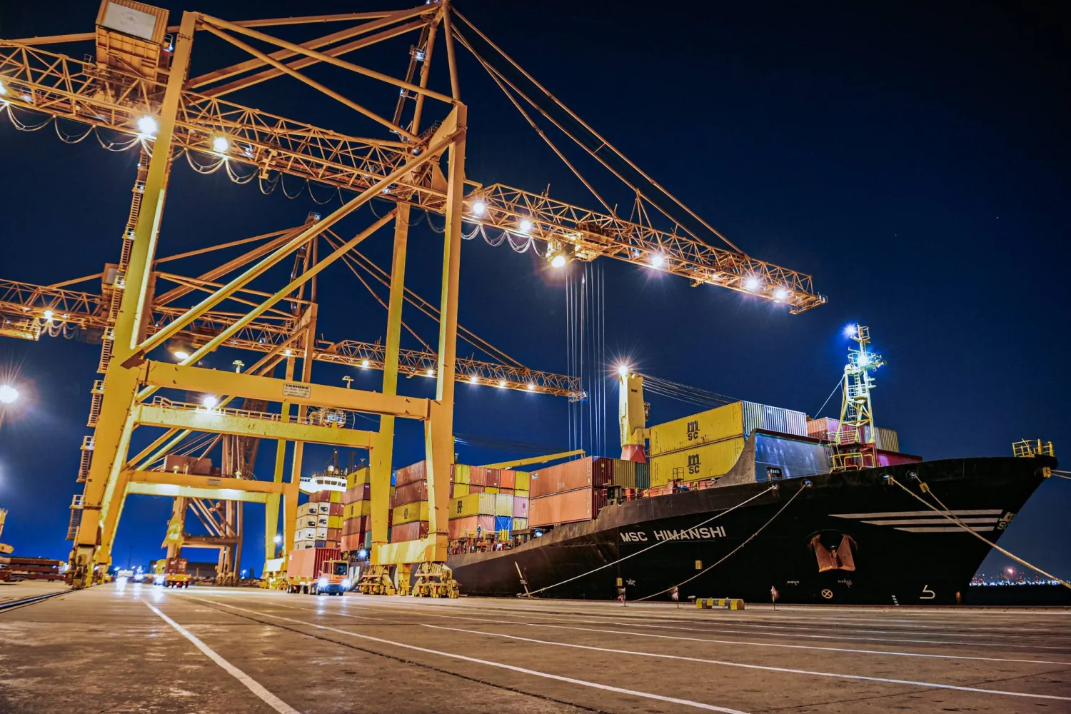 نقل البضائع في أحد الموانئ السعودية (الشرق الأوسط)