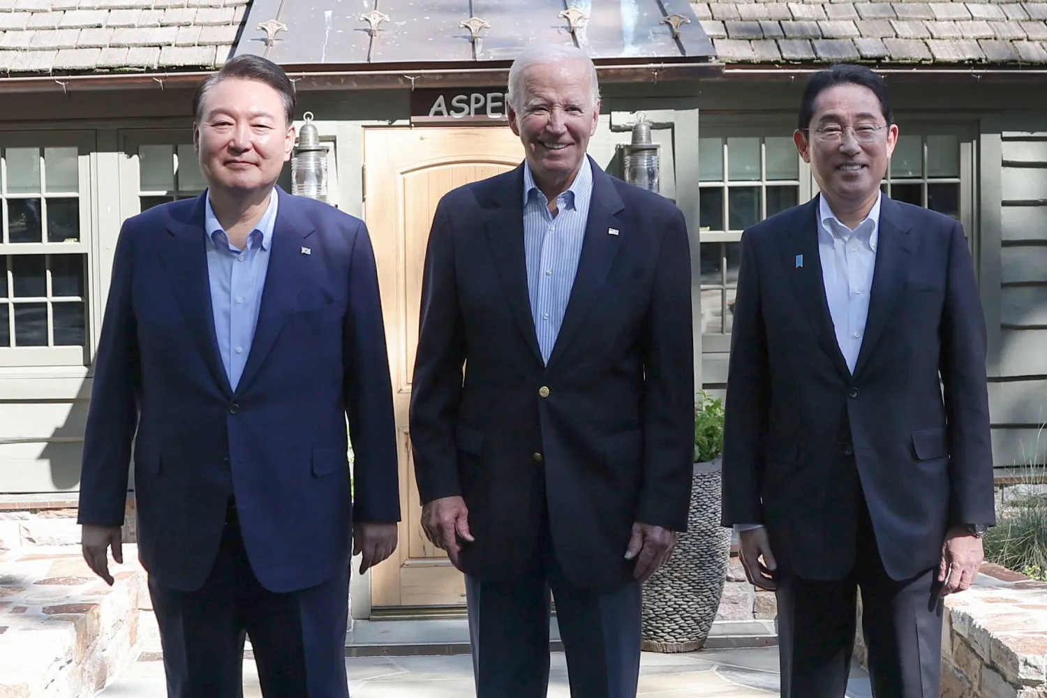 الرئيس الكوري الجنوبي يون سوك يول (يسار) والرئيس الأميركي جو بايدن (وسط) ورئيس الوزراء الياباني فوميو كيشيدا يقفون لالتقاط صورة بعد اجتماع قمة ثلاثي في منتجع كامب ديفيد الرئاسي في ماريلاند في 19 من الشهر الحالي (د.ب.أ)