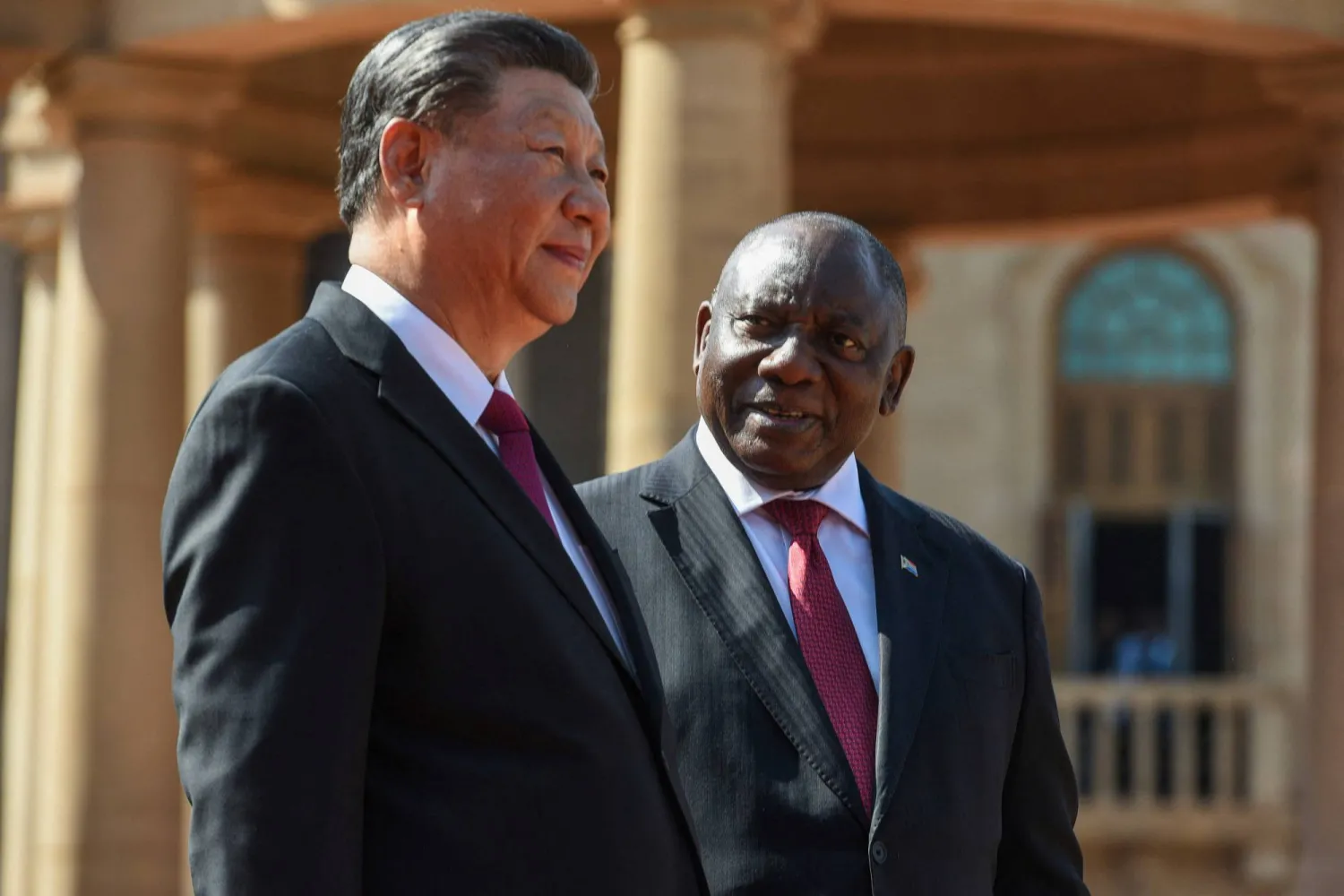 رئيس جنوب أفريقيا سيريل رامافوزا يرحب بالرئيس الصيني شي جينبينغ في «مباني الاتحاد» قبل الكلمات الافتتاحية لاجتماع الاقتصادات الناشئة لدول «بريكس» في بريتوريا 22 أغسطس 2023 (رويترز)