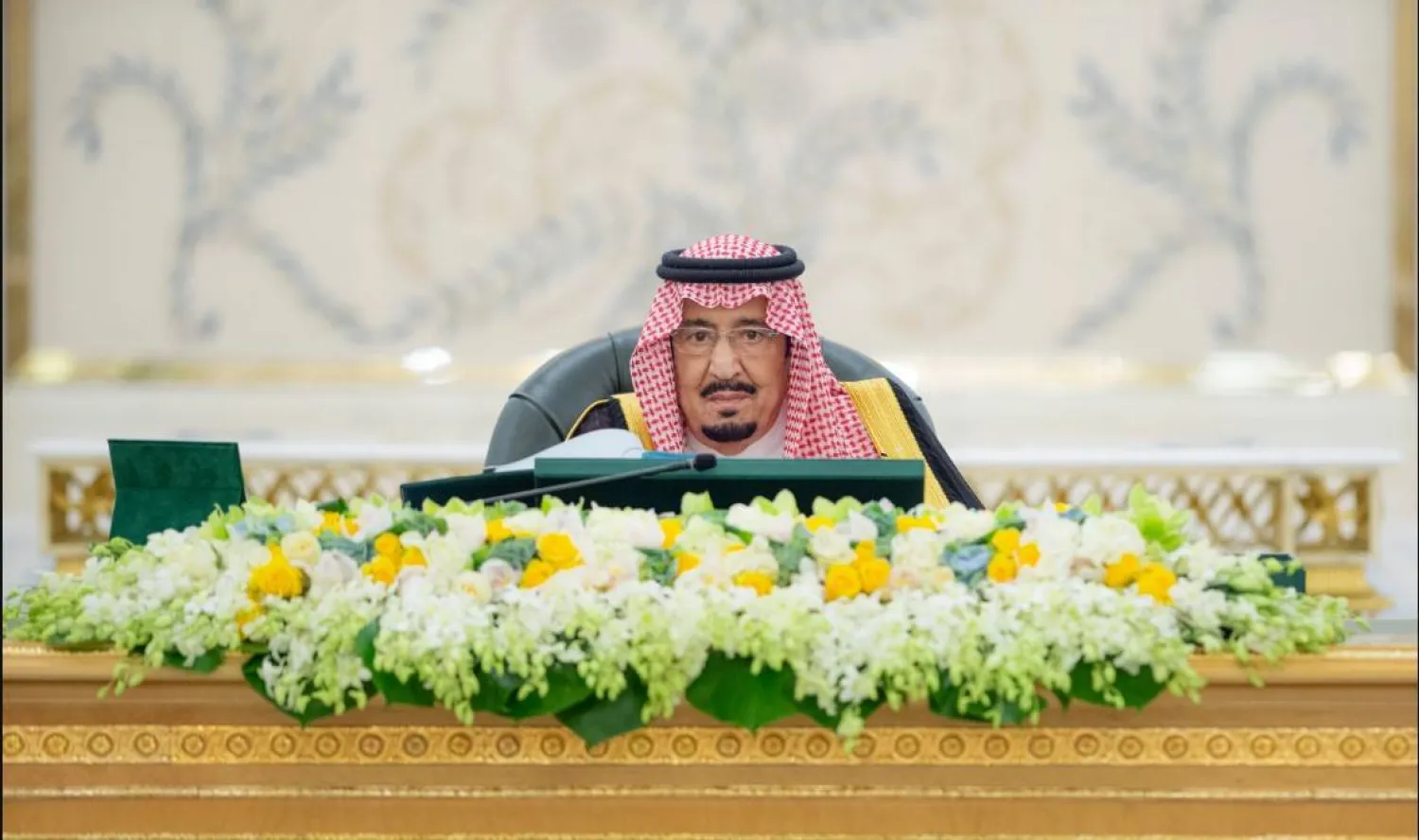خادم الحرمين الشريفين خلال ترؤسه جلسة مجلس الوزراء السعودي (واس)