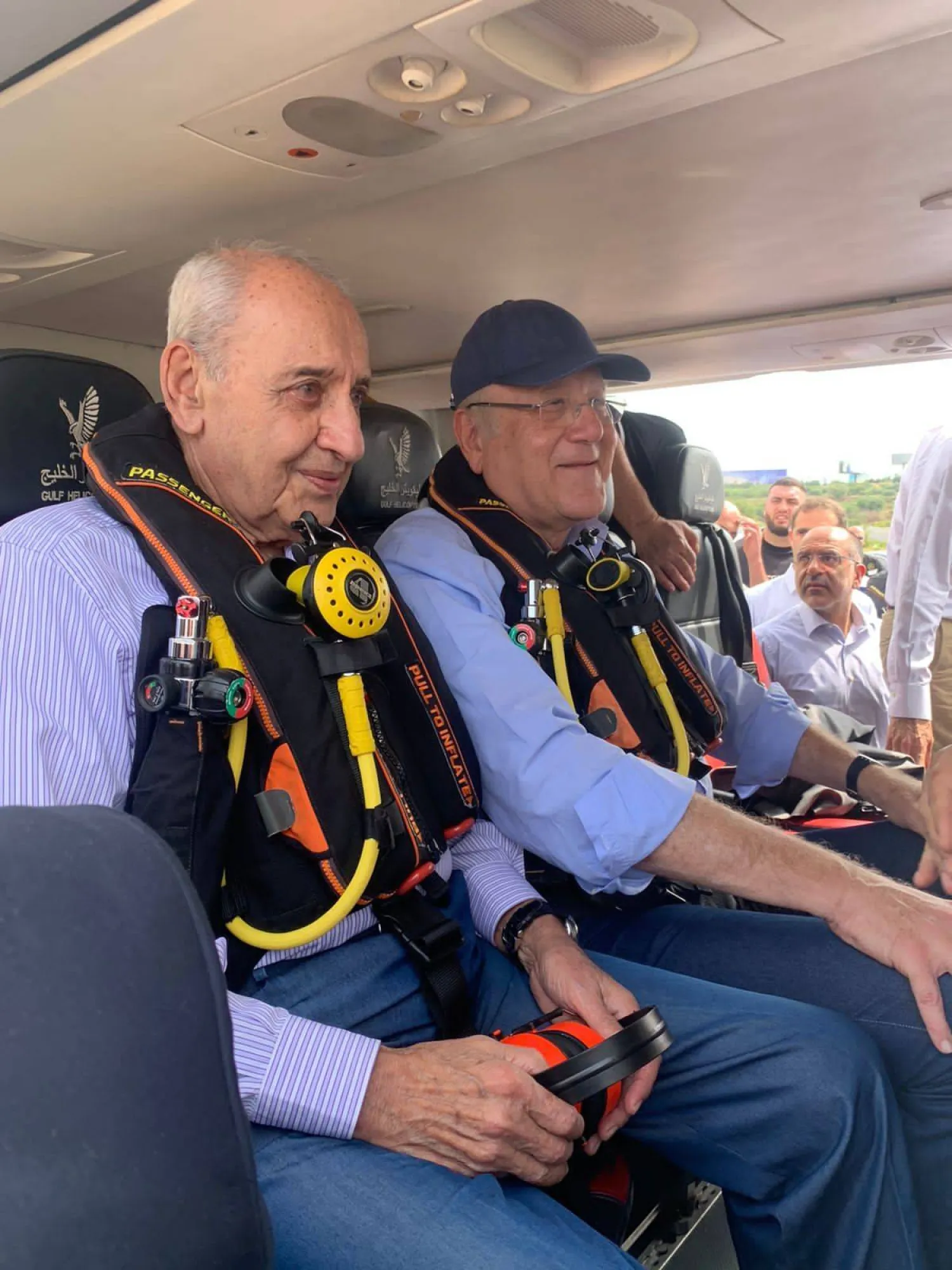 الرئيسان نبيه بري ونجيب ميقاتي في الطائرة التي نقلتهما إلى موقع التنقيب (الشرق الأوسط)