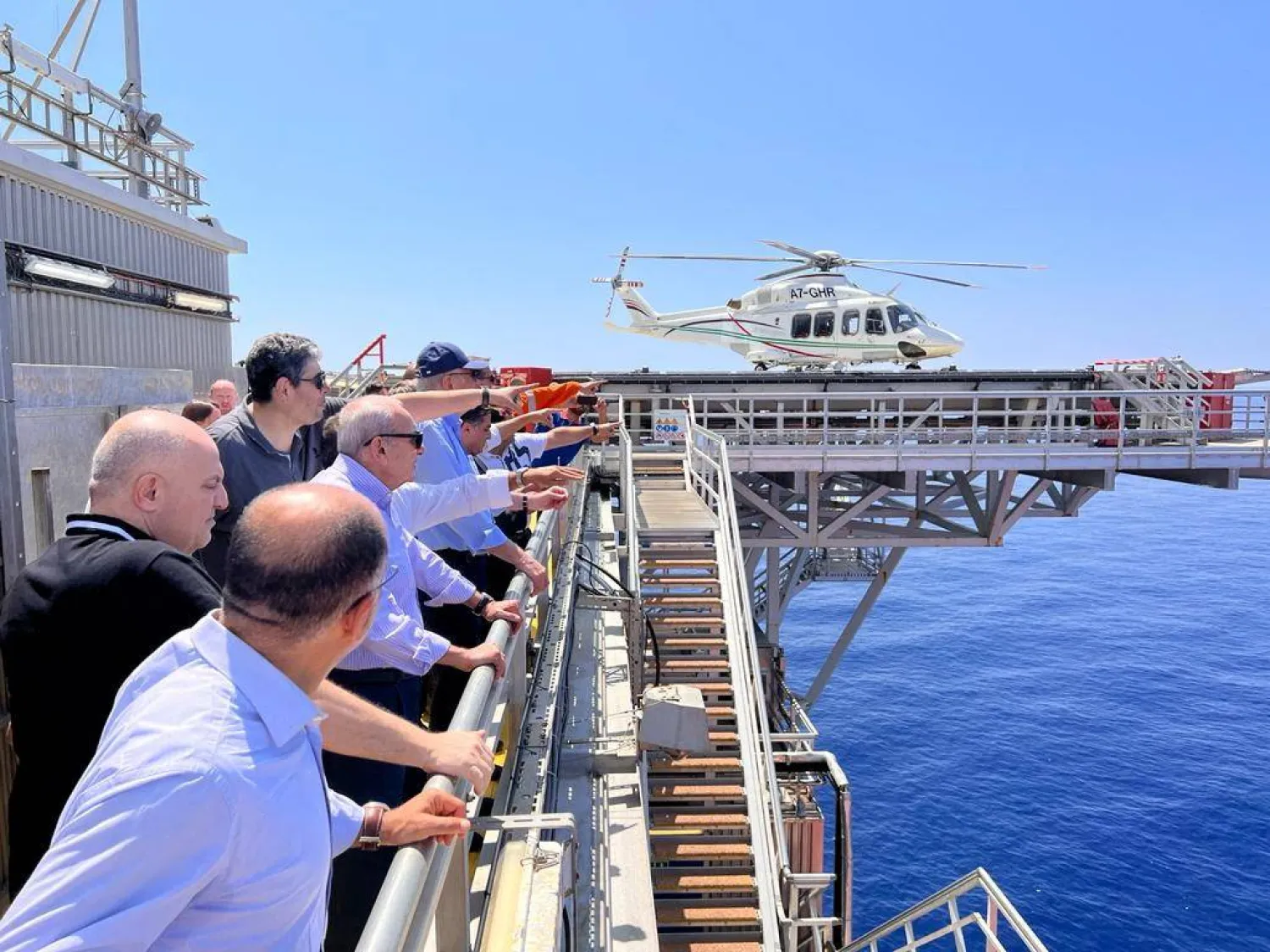 رئيس مجلس النواب اللبناني نبيه بري ورئيس حكومة تصريف الأعمال نجيب ميقاتي يزوران منصة الحفر قبالة الشاطئ اللبناني (رويترز)