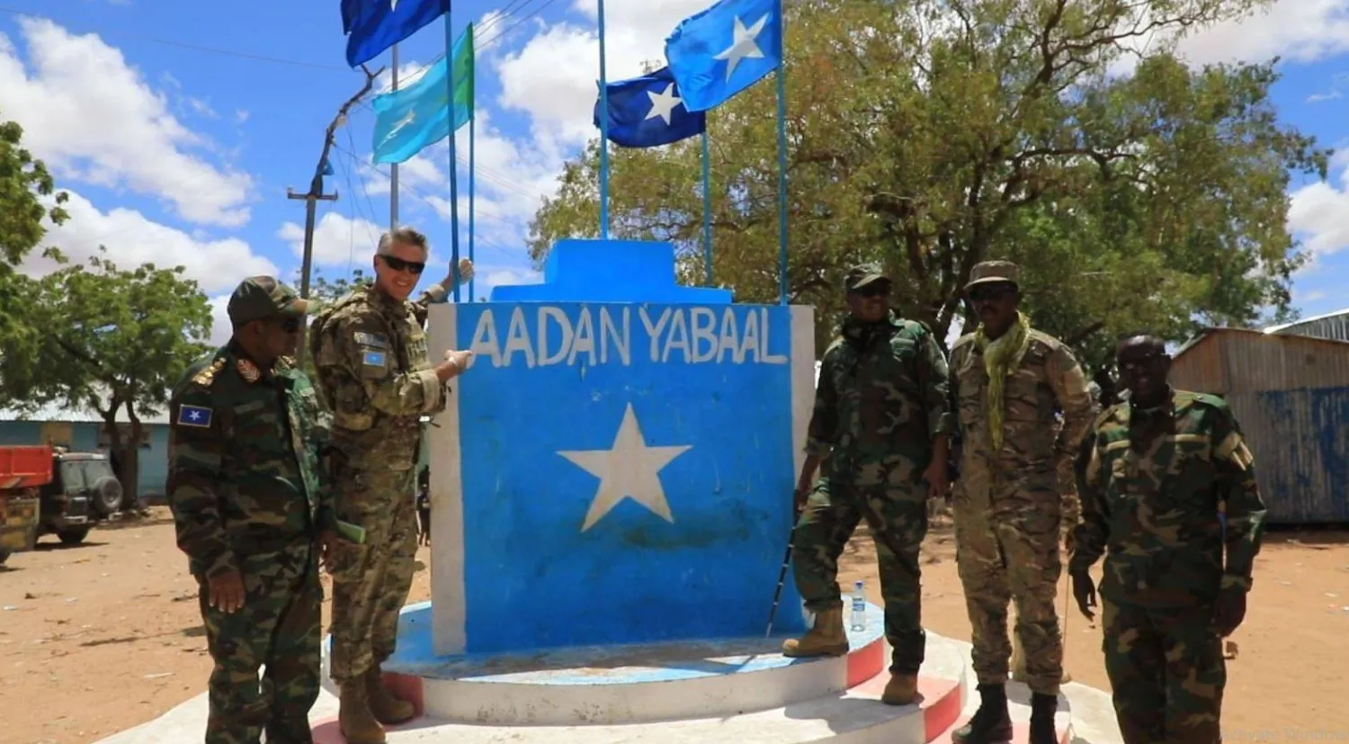 صور نشرها الجيش الصومالي لزيارة المسؤول العسكري الأميركي لمواقع «محررة»