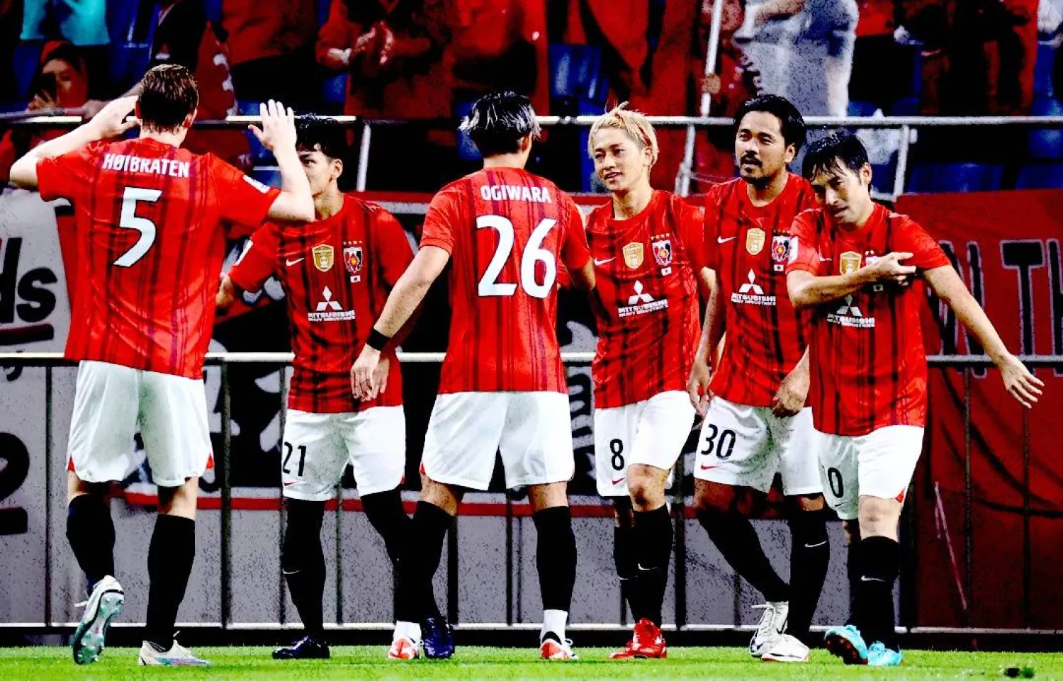 فرحة لاعبي أوراوا عقب الفوز على فريق لي مان (أوراوا الياباني)