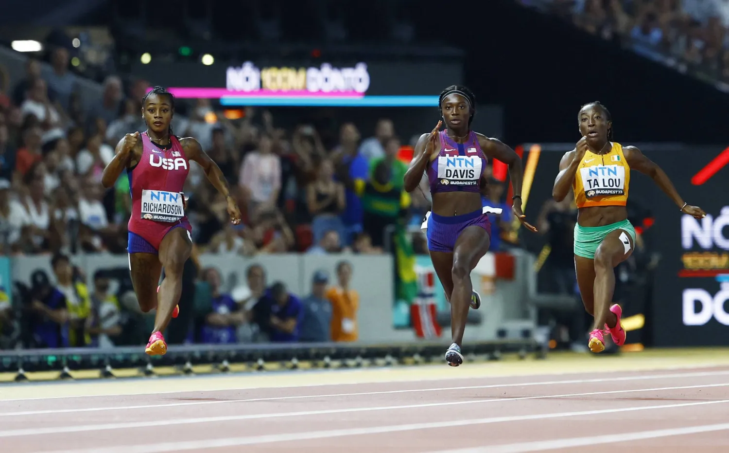 موجة الحر تسببت في نقل تصفيات السيدات إلى الفترة المسائية (رويترز)