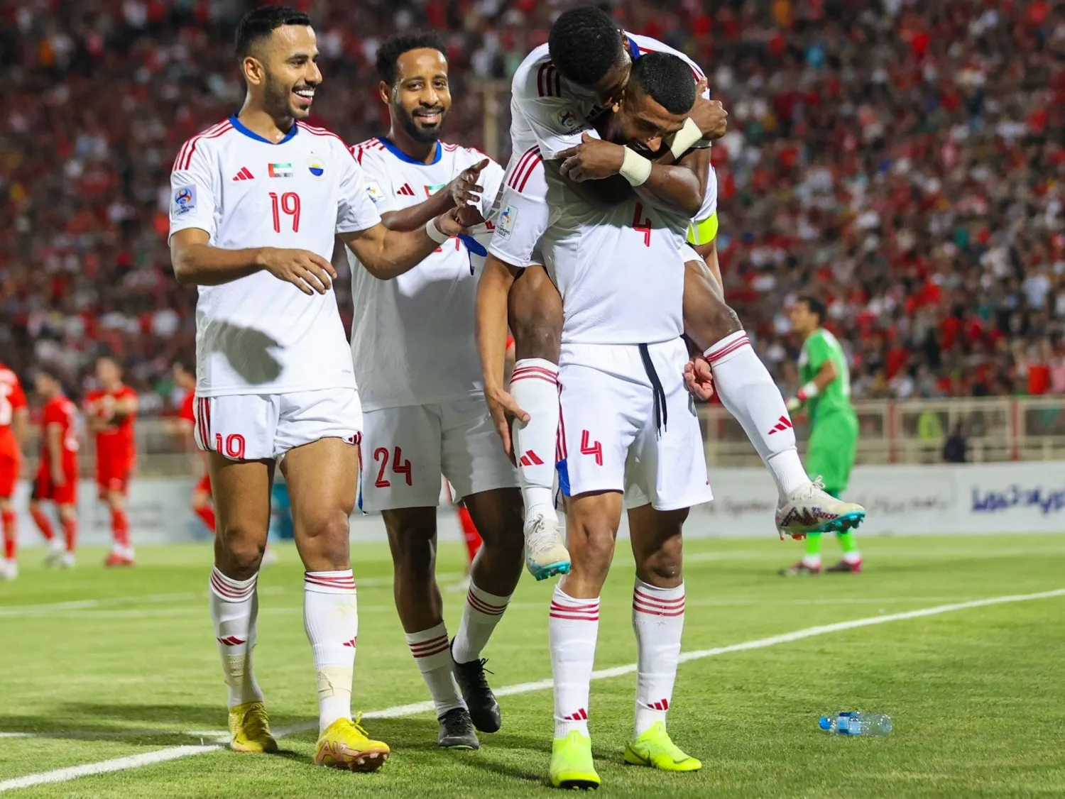 لاعبو الشارقة يحتفلون بأحد أهدافهم في تبريز الإيراني (نادي الشارقة)