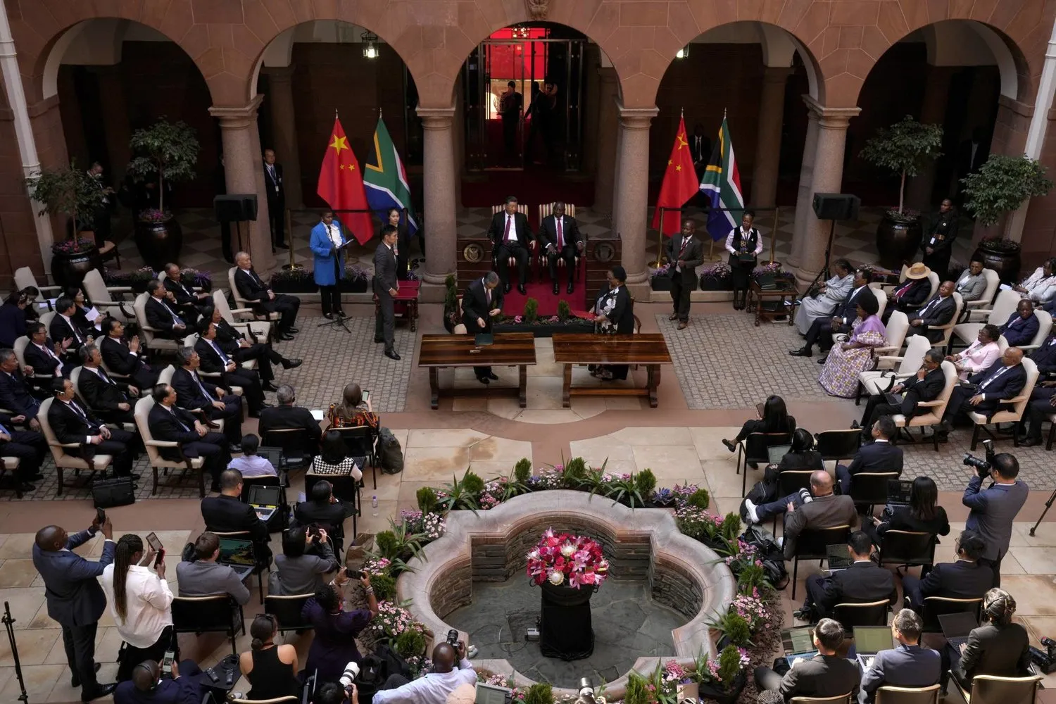 Güney Afrika ve Çin liderleri, BRICS Zirvesi öncesinde Pretoria'daki Birlik Binası’nda düzenlenen törene katıldılar. (AP)