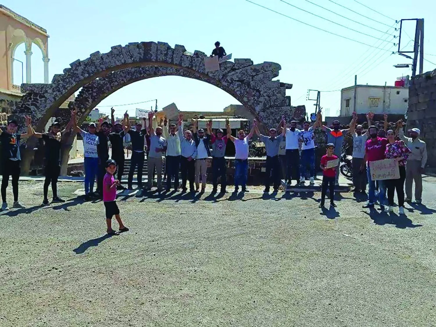 
جانب من مشاركة أهالي قرى السويداء بالوقفات الاحتجاجية أمس (السويداء 24)