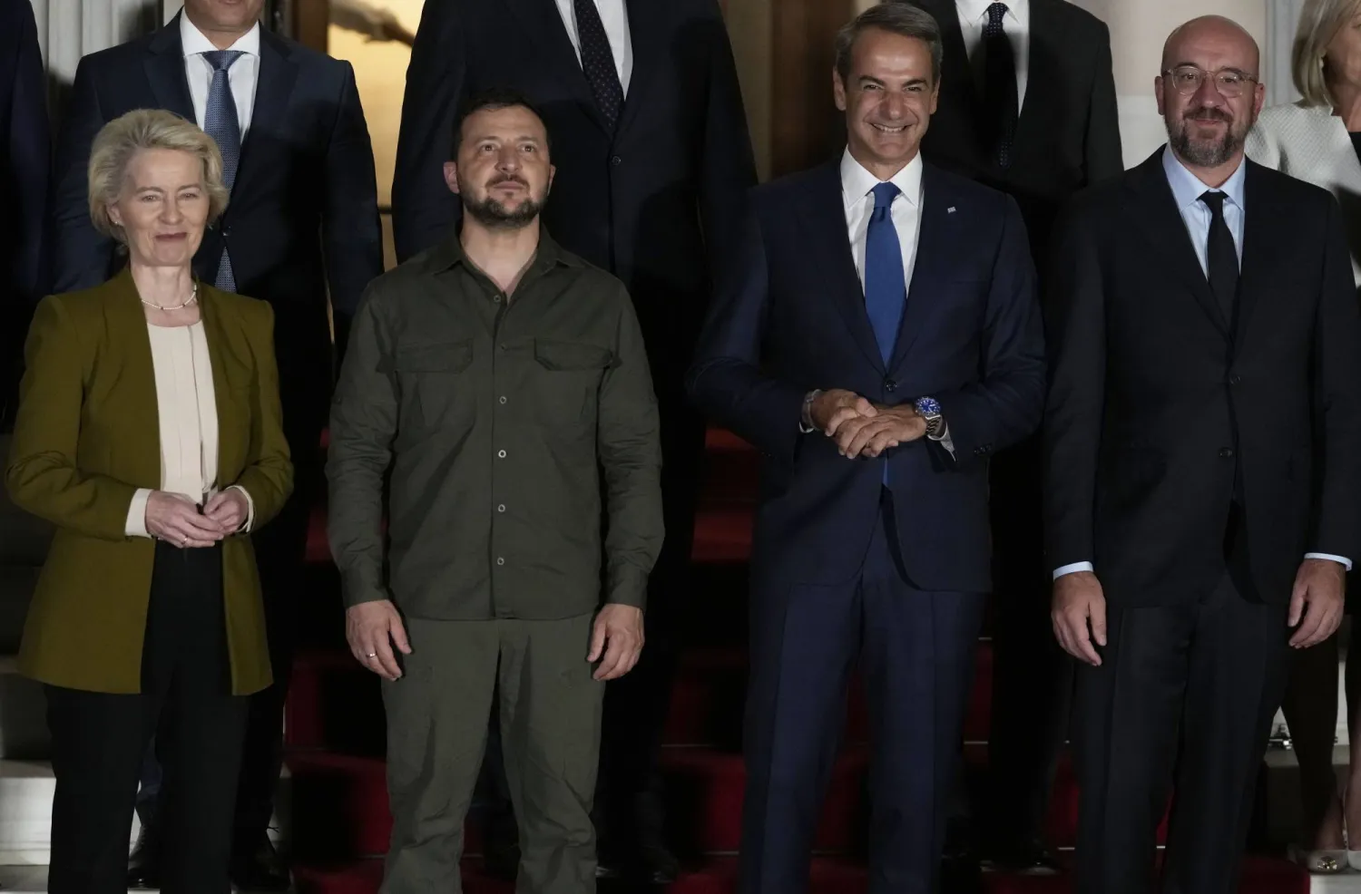 الرئيس زيلينسكي مع رئيسة المفضوية الأوروبية أورسولا فون دير لاين ورئيس وزراء اليونان كيرياكوس ميتسوتاكيس ورئيس المجلس الأوروبي شارل ميشال في أثينا يوم الاثنين (أ.ب)
